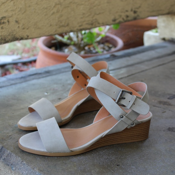 🚨LAST PAIR!!//The Jene// Light grey Stappy Sandal - Picture 2 of 4